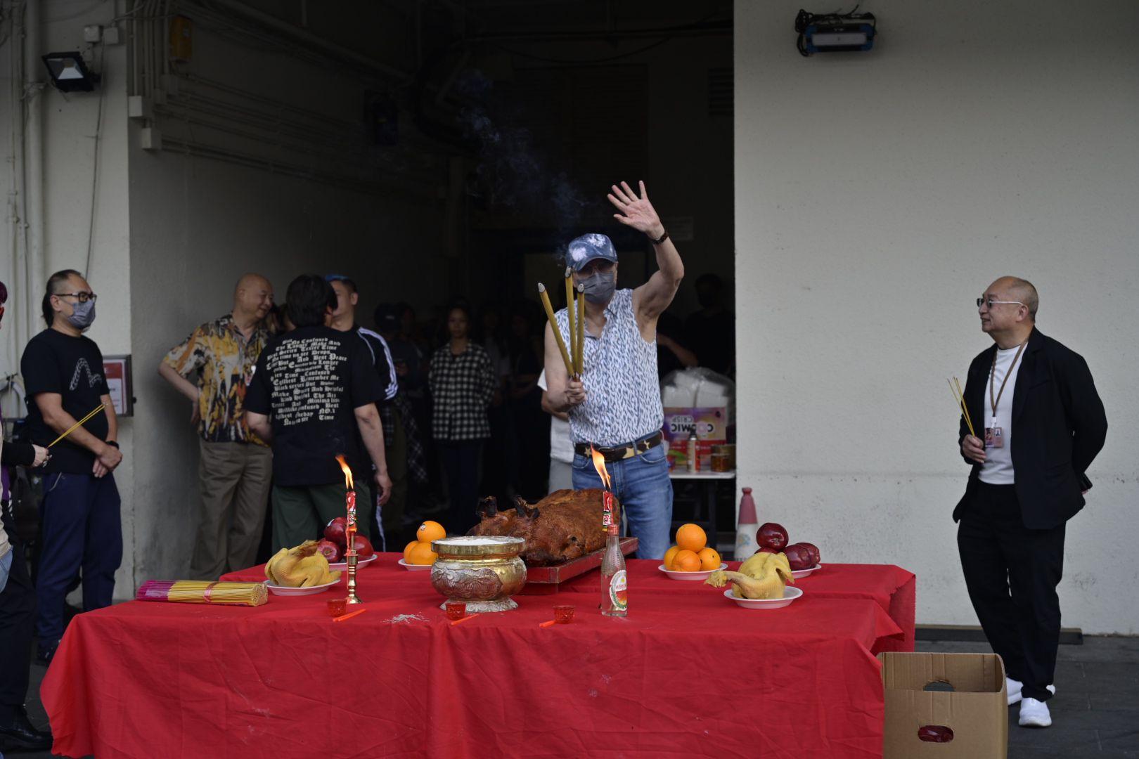 歌神許冠傑為個唱出席拜神儀式。