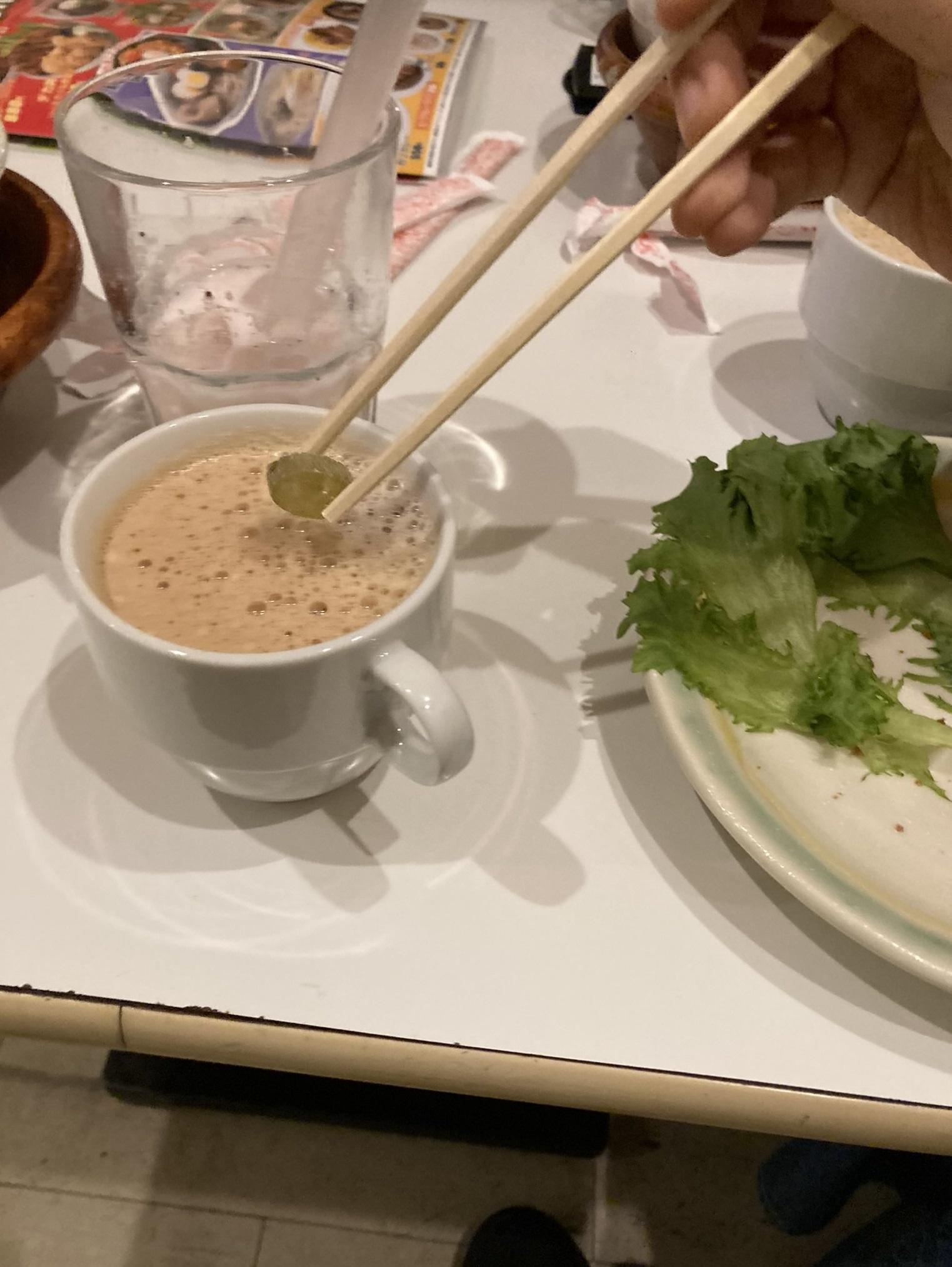 網民把原味龍角散糖放入熱奶茶。(互聯網)