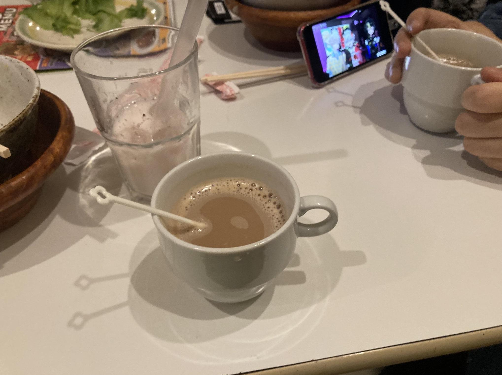 龍角散糖融在熱奶茶裡,估不到竟然好喝。(互聯網)