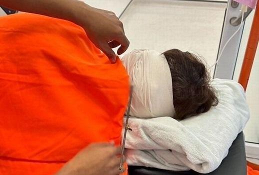 蘇吉特送院時,後腦插著魚叉。(互聯網)