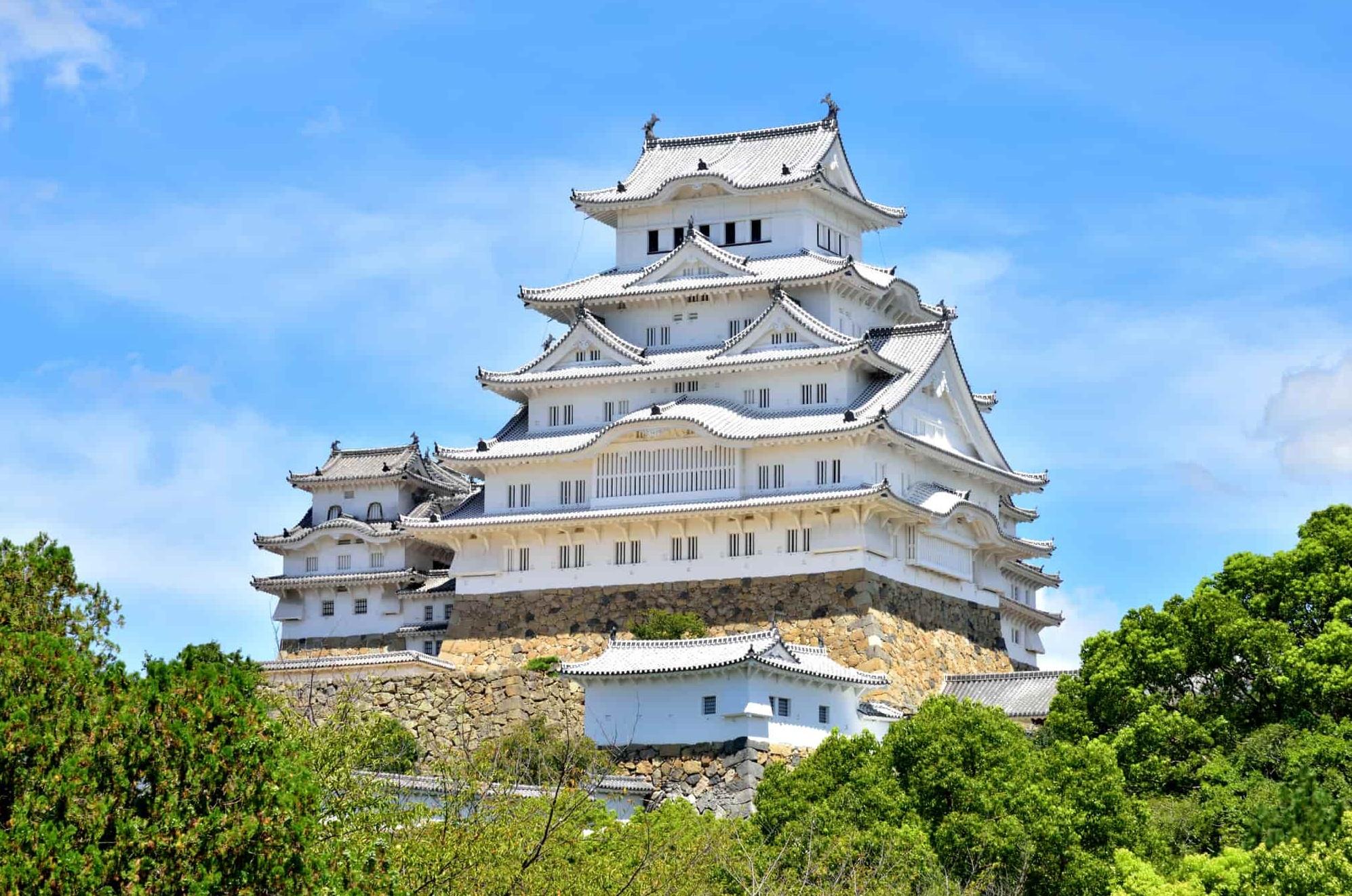 位於日本兵庫縣的姬路城1993年獲列入聯合國世界文化遺產,其純白雅緻的天守閣古城樓每年吸引大批遊客慕名而至。(互聯網)
