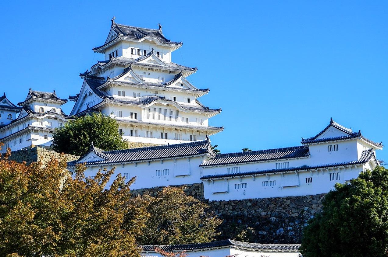 位於日本兵庫縣的姬路城1993年獲列入聯合國世界文化遺產,其純白雅緻的天守閣古城樓每年吸引大批遊客慕名而至。(互聯網)