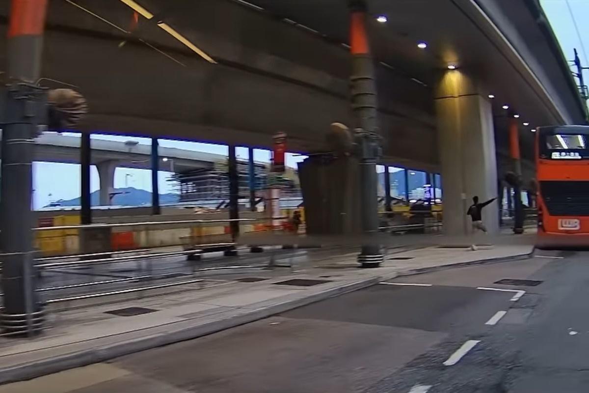 片段顯示一名男子拔足狂奔追趕正離站的A36線巴士。(FB群組「馬路的事討論區」片段截圖)