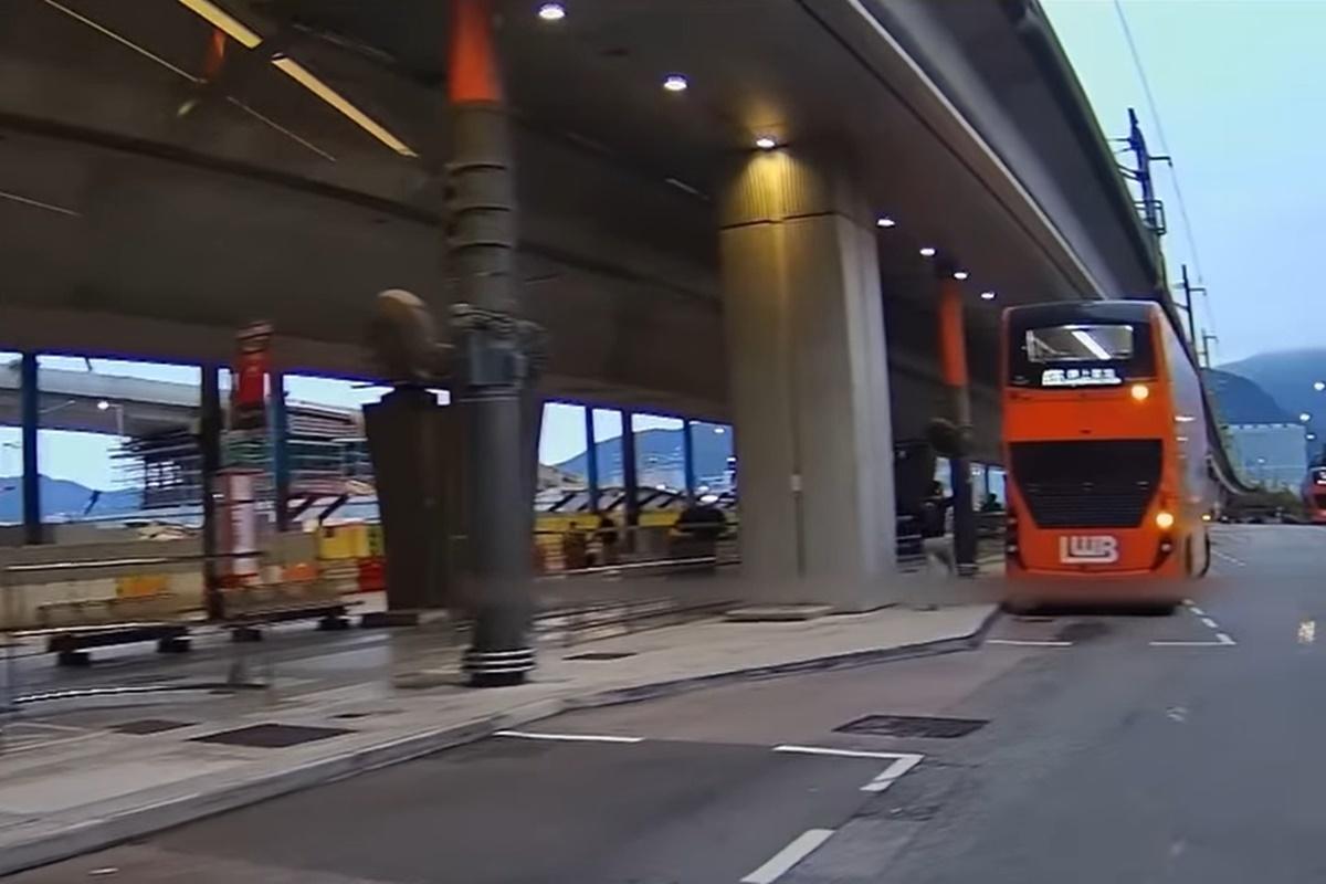 片段顯示一名男子拔足狂奔追趕正離站的A36線巴士。(FB群組「馬路的事討論區」片段截圖)