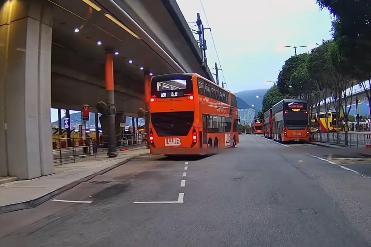 正離站的A36線巴士及後因有人追巴士而停下。(FB群組「馬路的事討論區」片段截圖)