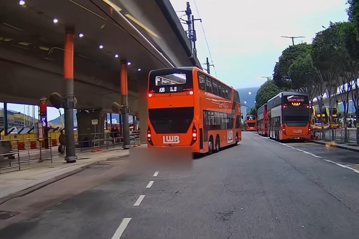 正離站的A36線巴士及後因有人追巴士而停下。(FB群組「馬路的事討論區」片段截圖)