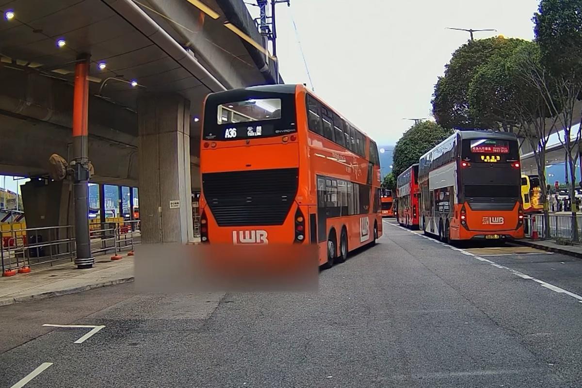 正離站的A36線巴士及後因有人追巴士而停下。(FB群組「馬路的事討論區」片段截圖)