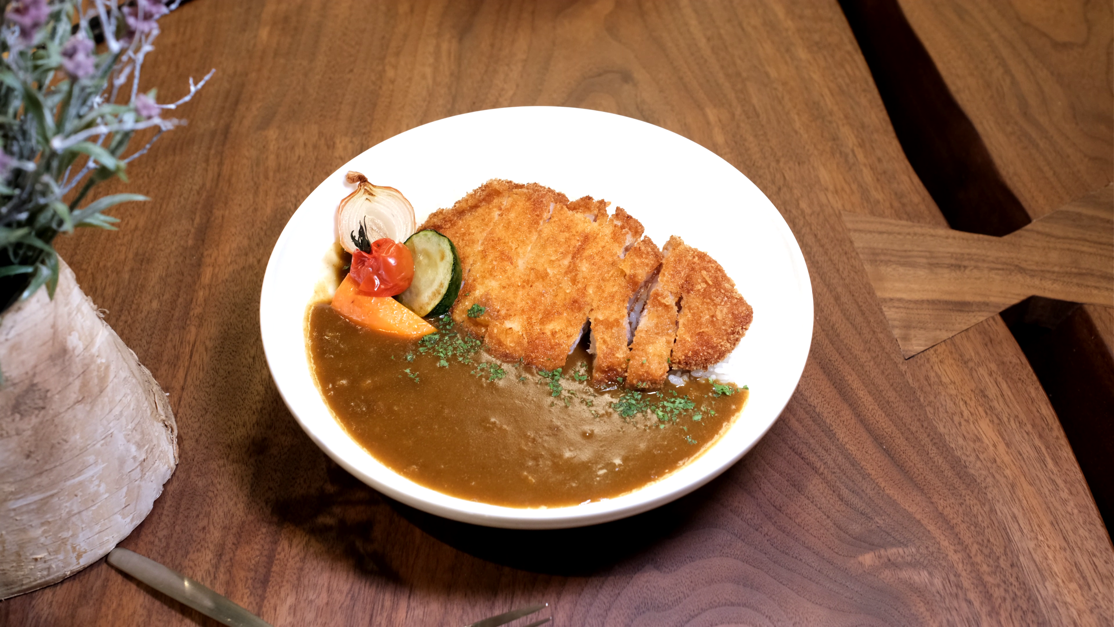 提供西式和日式自助早餐、午餐供應薄餅、三文治、壽司及當地時令特色菜等