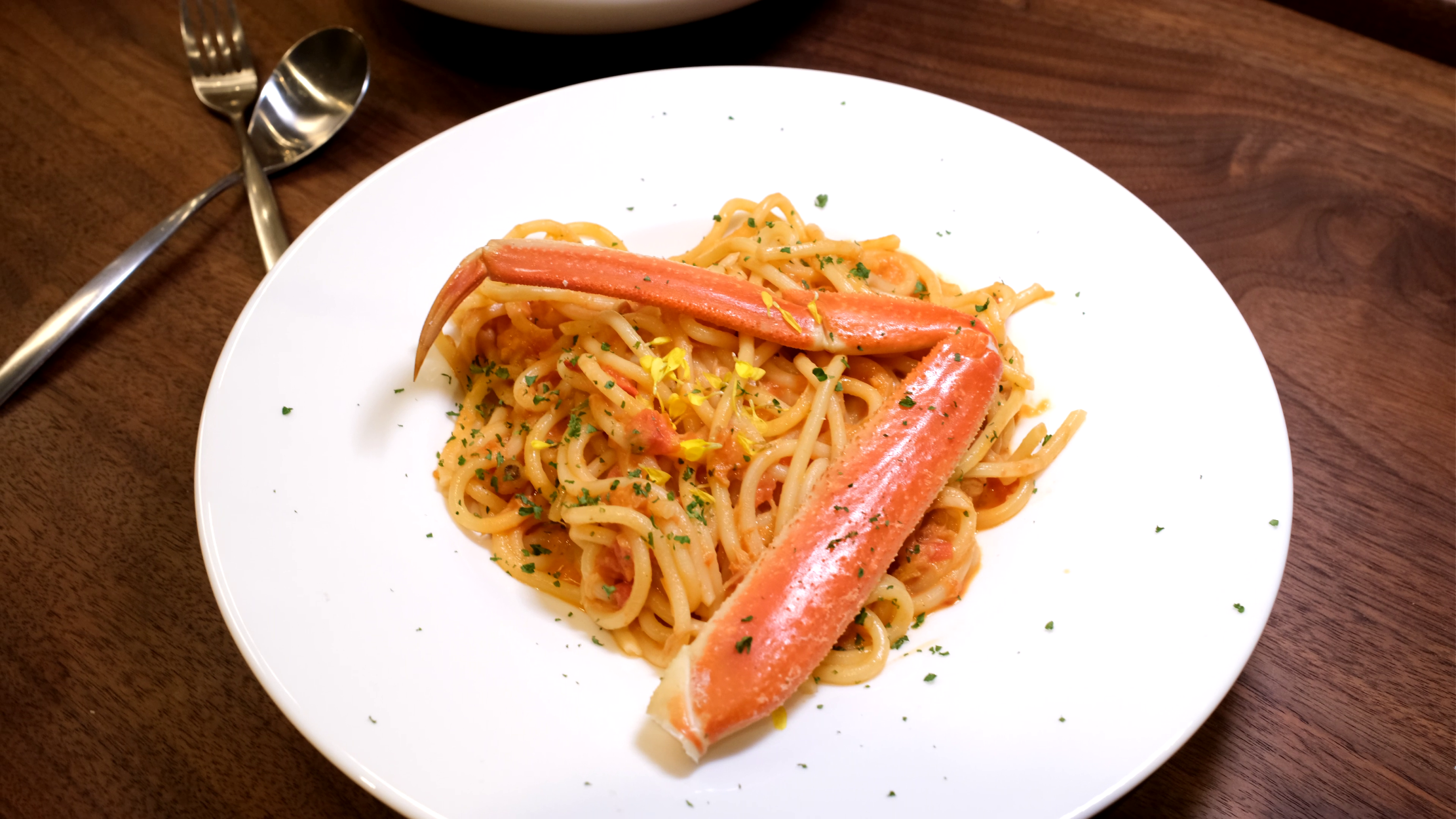 提供西式和日式自助早餐、午餐供應薄餅、三文治、壽司及當地時令特色菜等