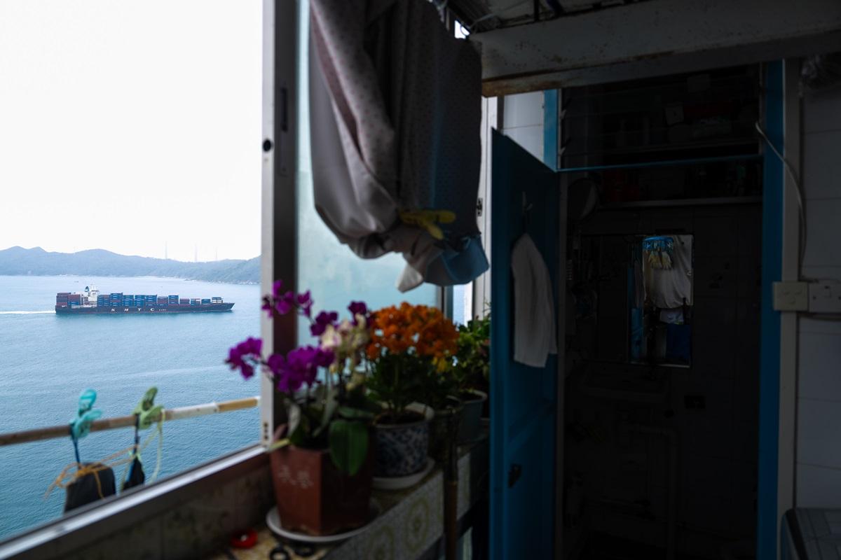 林婆婆自1968年起入住華富邨至今,其單位擁有開揚海景。(林靄怡攝)