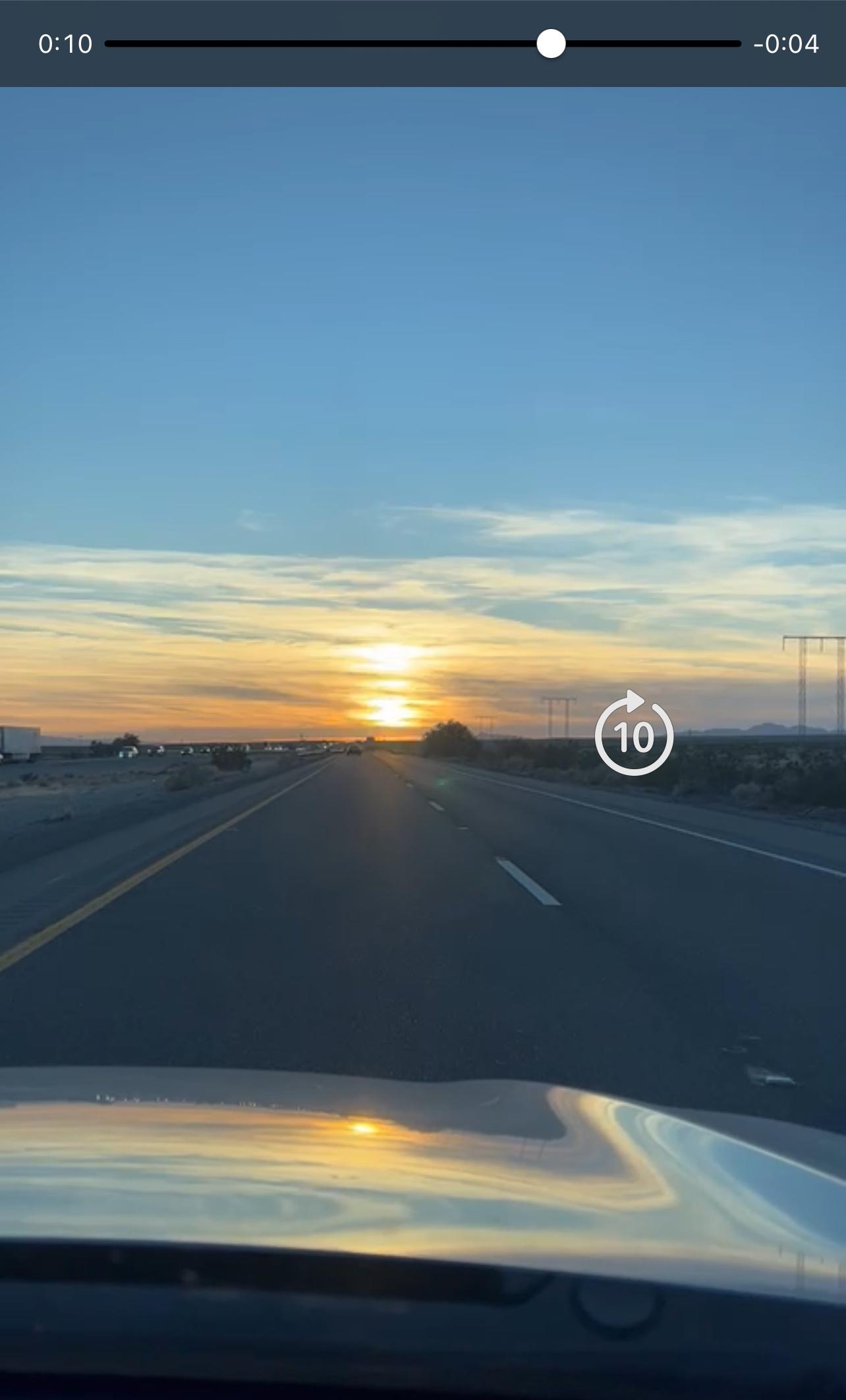 WhatsApp新功能|播放影片時,在旁點按兩次即能快進10秒。