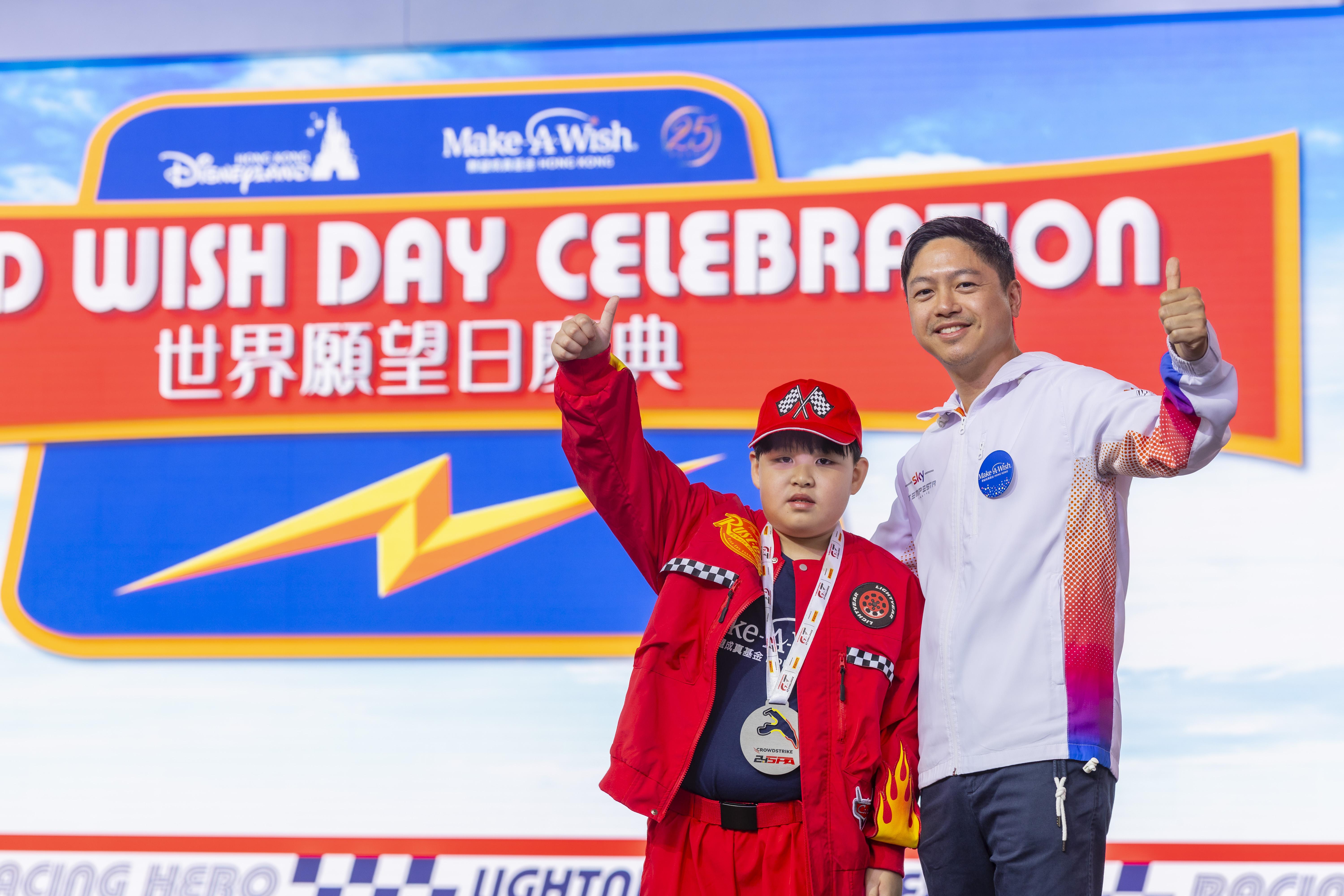 Jonathan(右) 更送贈自己 2023 年於比利時賽車比賽「Crowdstrike 24 Hours of Spa」獲得的一面獎牌予 Heison(左),以鼓勵他勇於追夢。