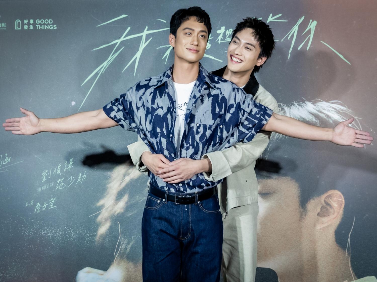 劉俊謙與范少勳在電影《我在這裡等你》記者會,甫出鐵達尼號經典動作。