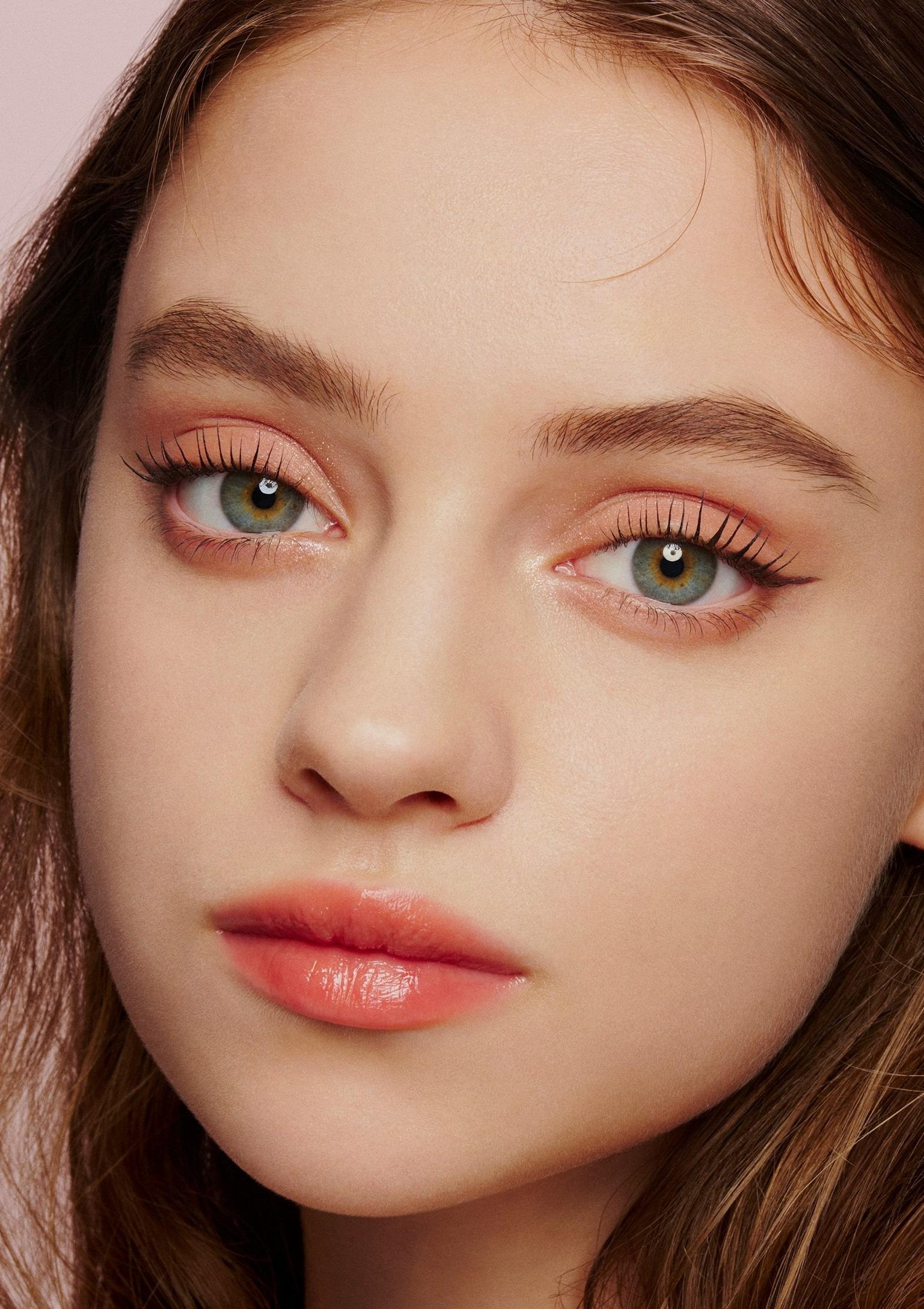 ettusais新出「深邃雙色眼影 18 櫻花粉」,在粉紅色眼影滲入微啡色,不顯眼腫之餘,還令雙眼更有立體感。