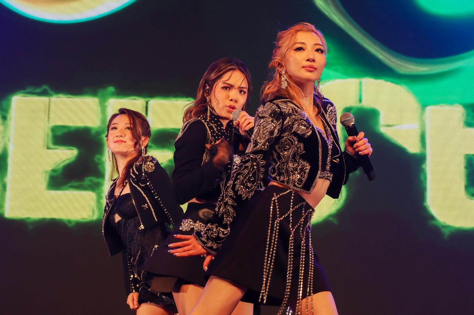 「中年好聲音2」組員在舞台上施展渾身解數,又唱又跳。