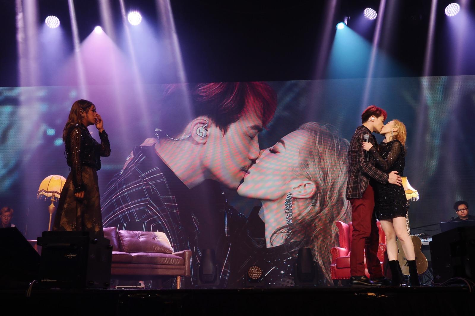 黃劍文加上林若盈和陳蒨葶以舞台劇形式演繹三角戀,更有啜嘴場面。