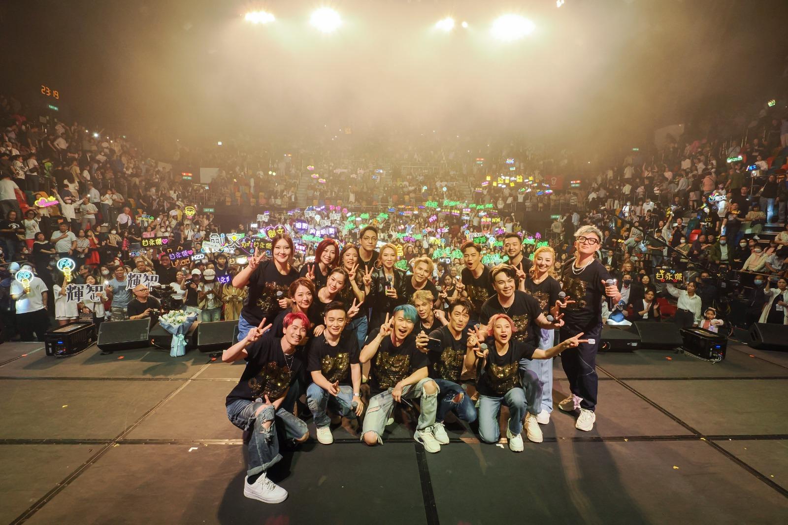 「中2」歌手在台上施展渾身解數,贏盡掌聲。