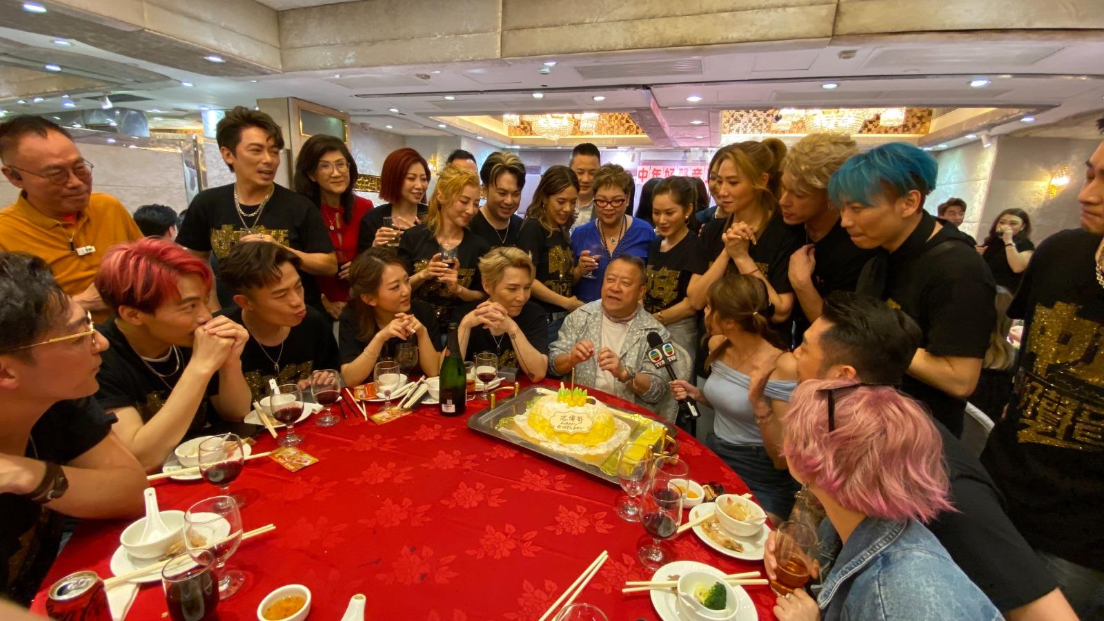 在慶功宴上,大家準備蛋糕為曾志偉補祝生日。