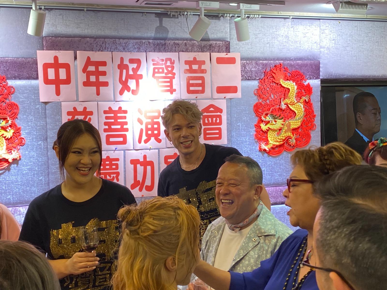 曾志偉吹爉燭時希望大家繼續開演唱會。