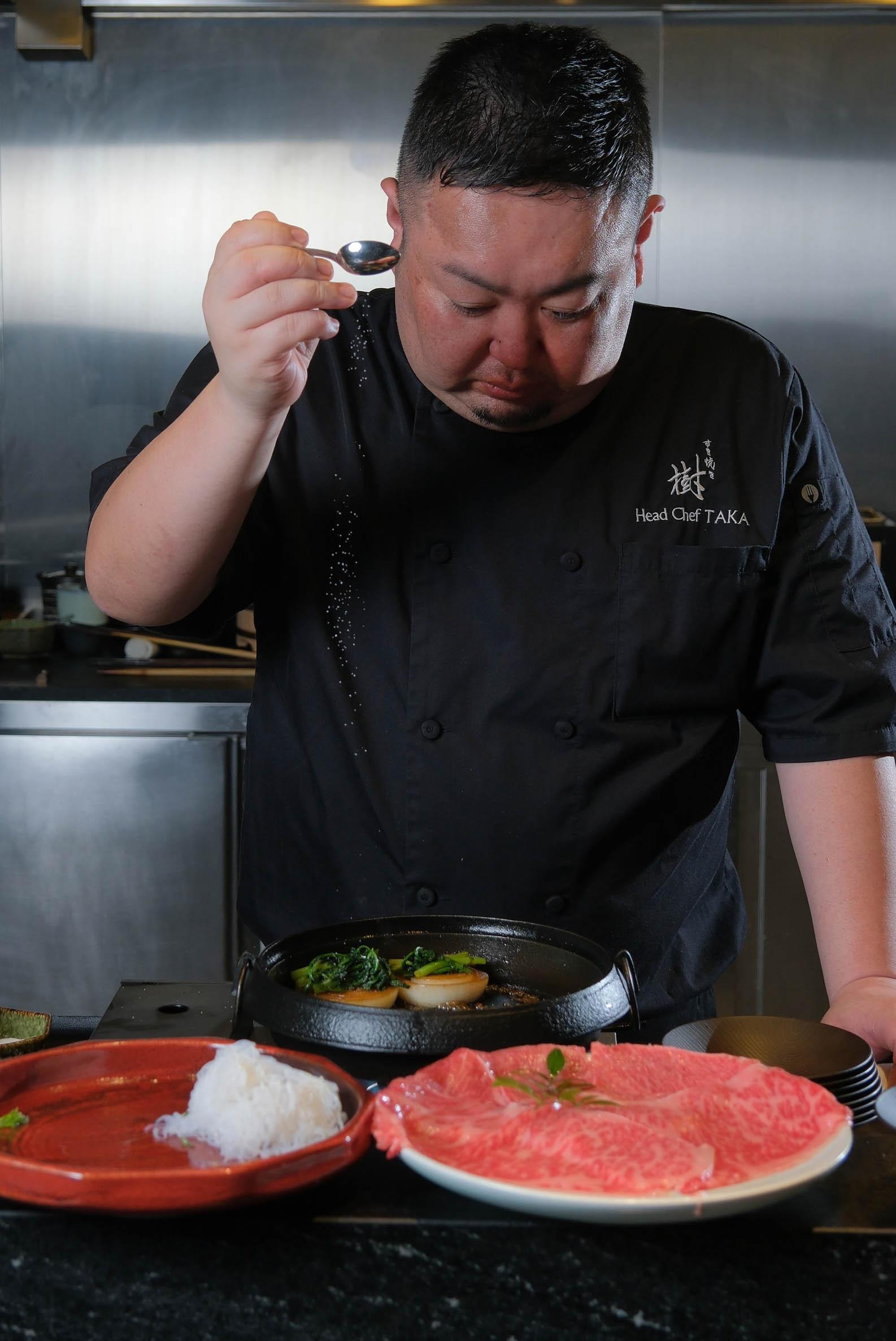 主廚 Chef Takahashi 高橋佳介,灑糖煮肉令其焦糖化