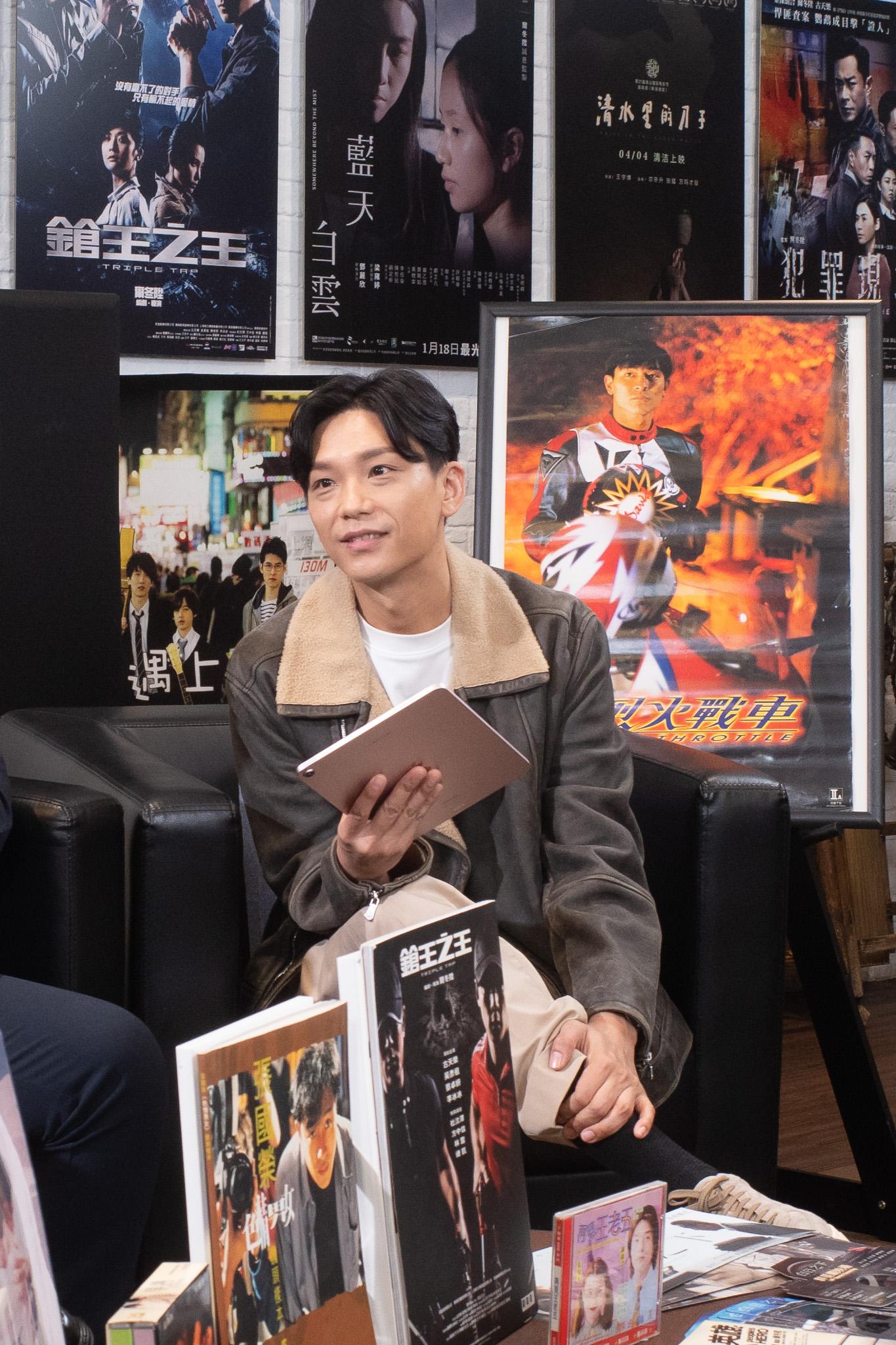 《導演• 門2》首集主持主持盧鎮業。