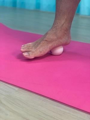 在家也能做的舒緩治療運動,可以按摩球或網球作深層按摩