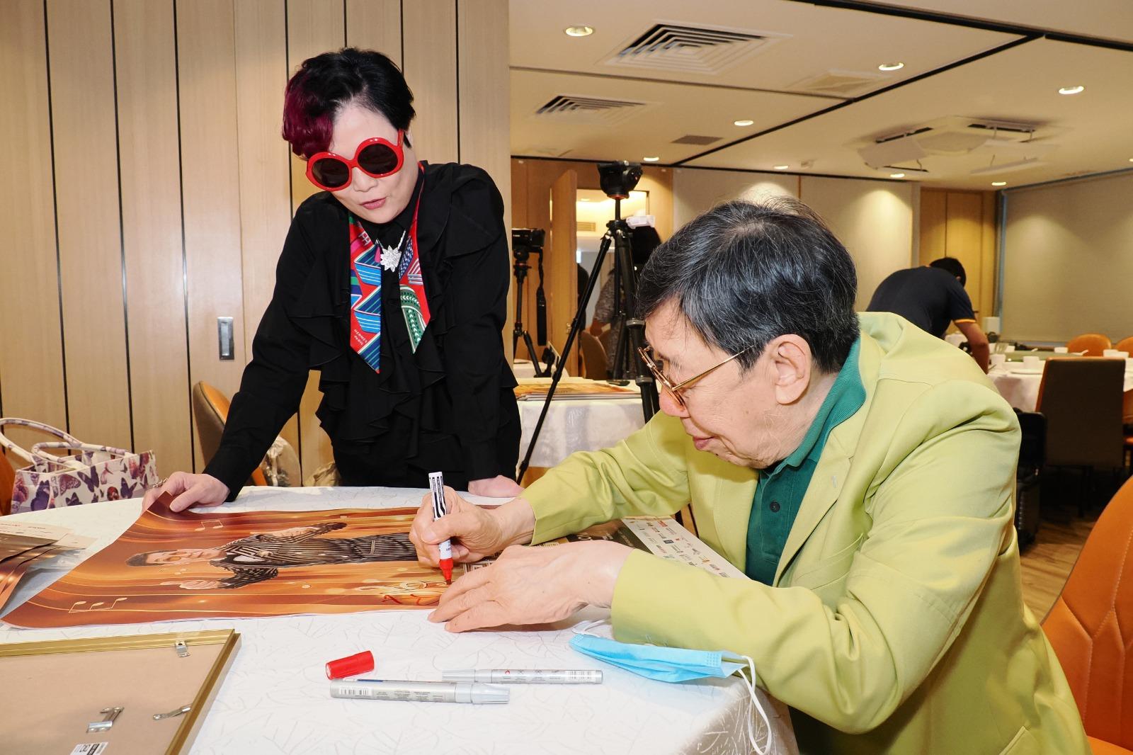 修哥與傳媒共晉午餐,並順道公布今次澳門演唱會詳情。