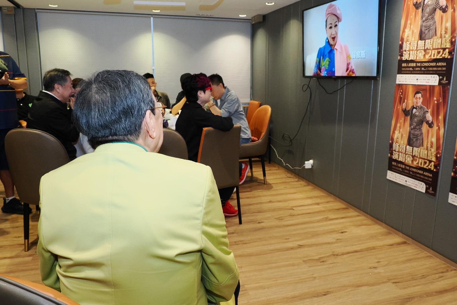 家燕姐在視頻中唱歌送給修哥。