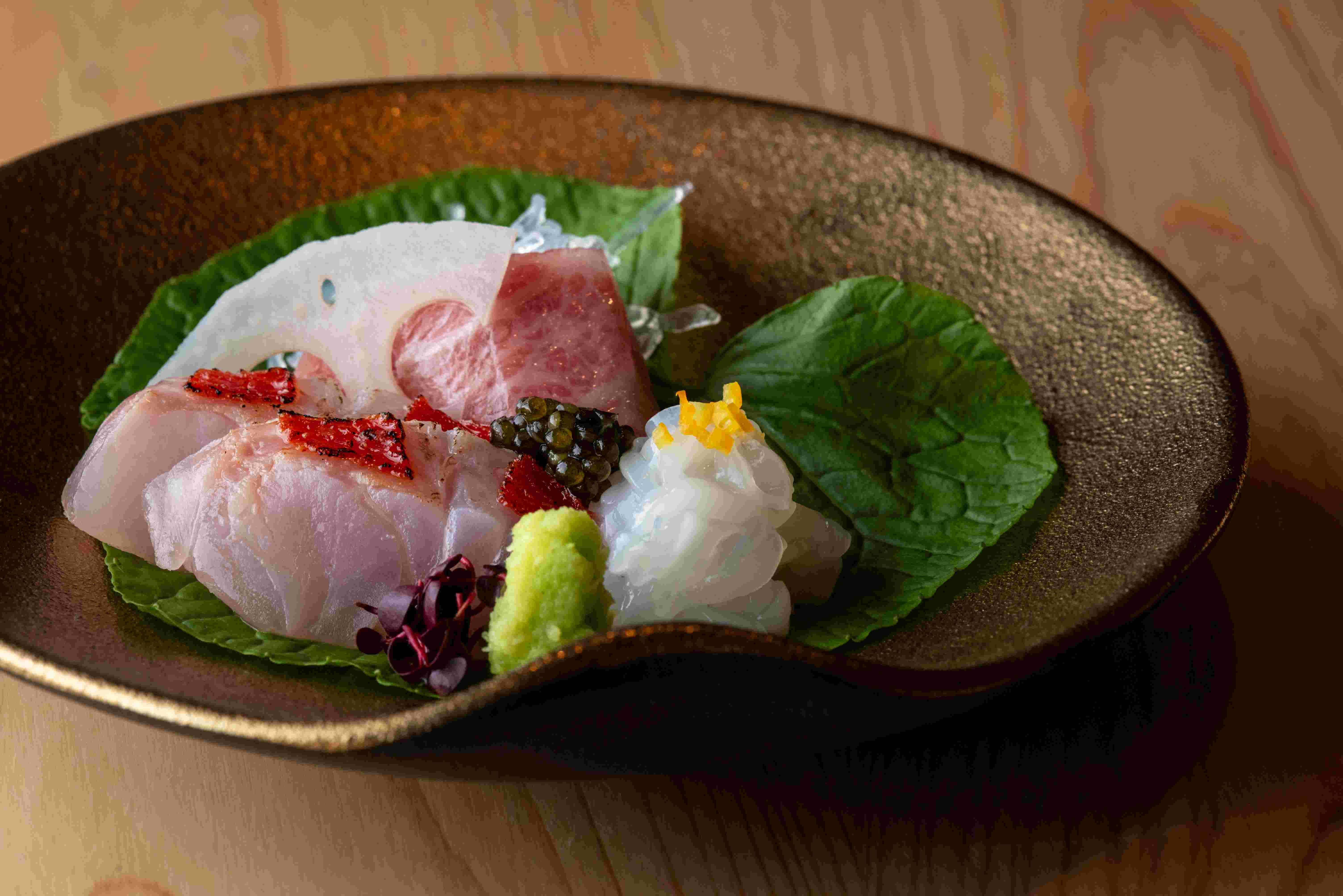 刺身則或有「墨魚薄切」綴以柚子岩鹽、肥美的「中拖羅」及「火炙昆布漬金目鯛」等