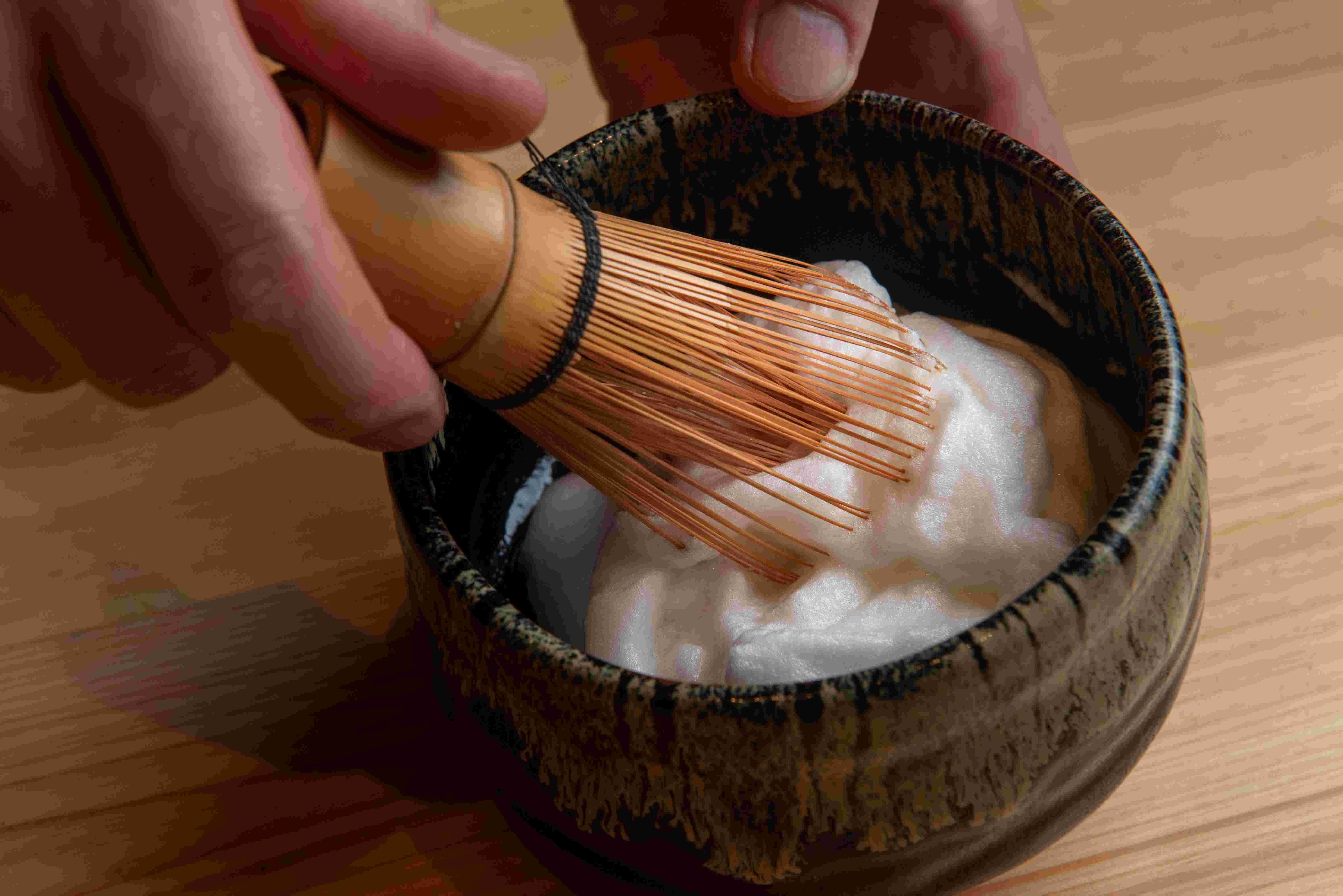 及以純蛋白製成細膩忌廉狀的雲朵,包裹肉品再蘸以蛋黃品嚐,肉鮮軟滑