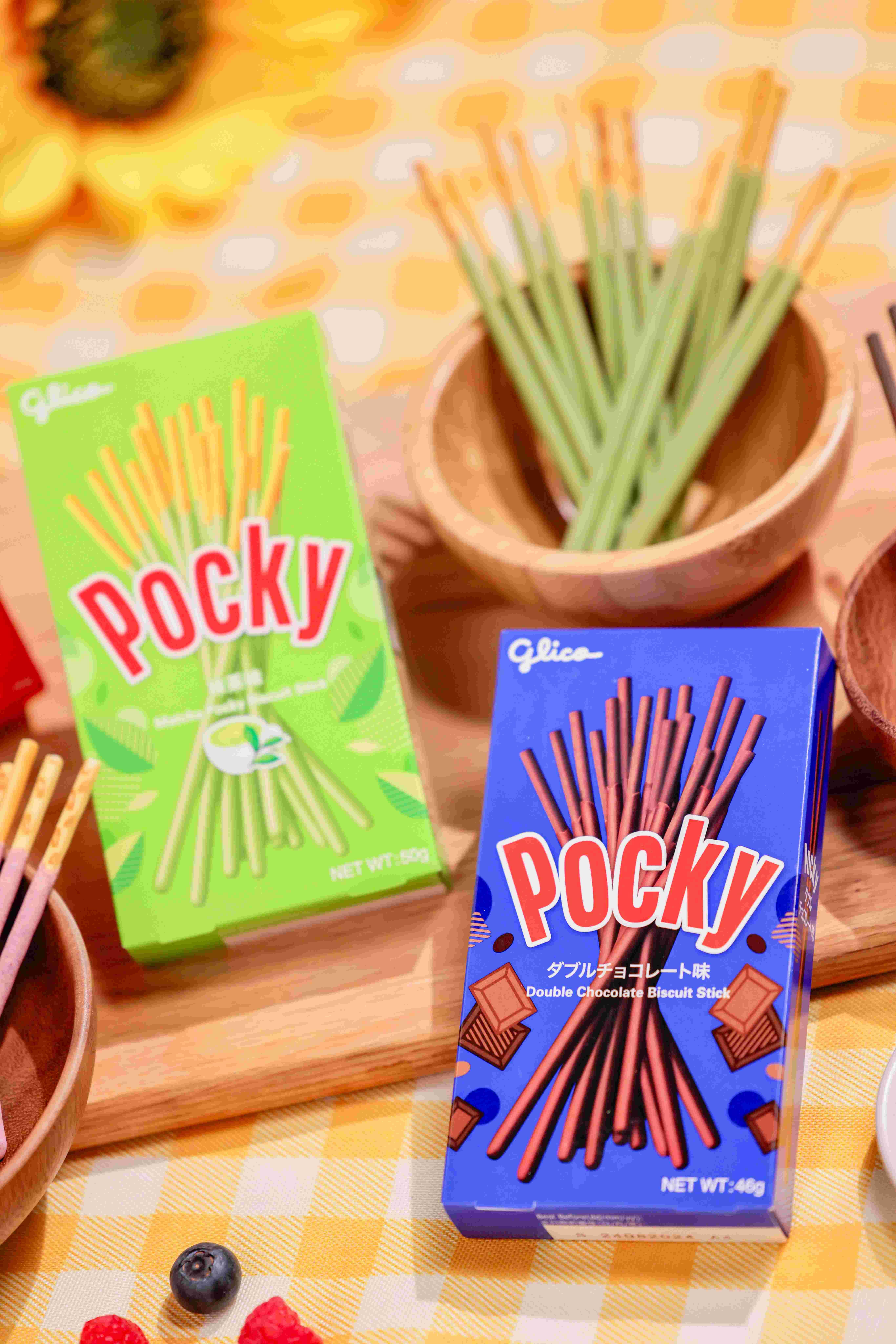 固力果Pocky在細長香脆的餅乾條上,塗滿各種風味的濃郁朱古力醬,口味多變,又方便攜帶與食用,不論大人還是小朋友,都能隨時隨地享受高品質美味帶來的好心情