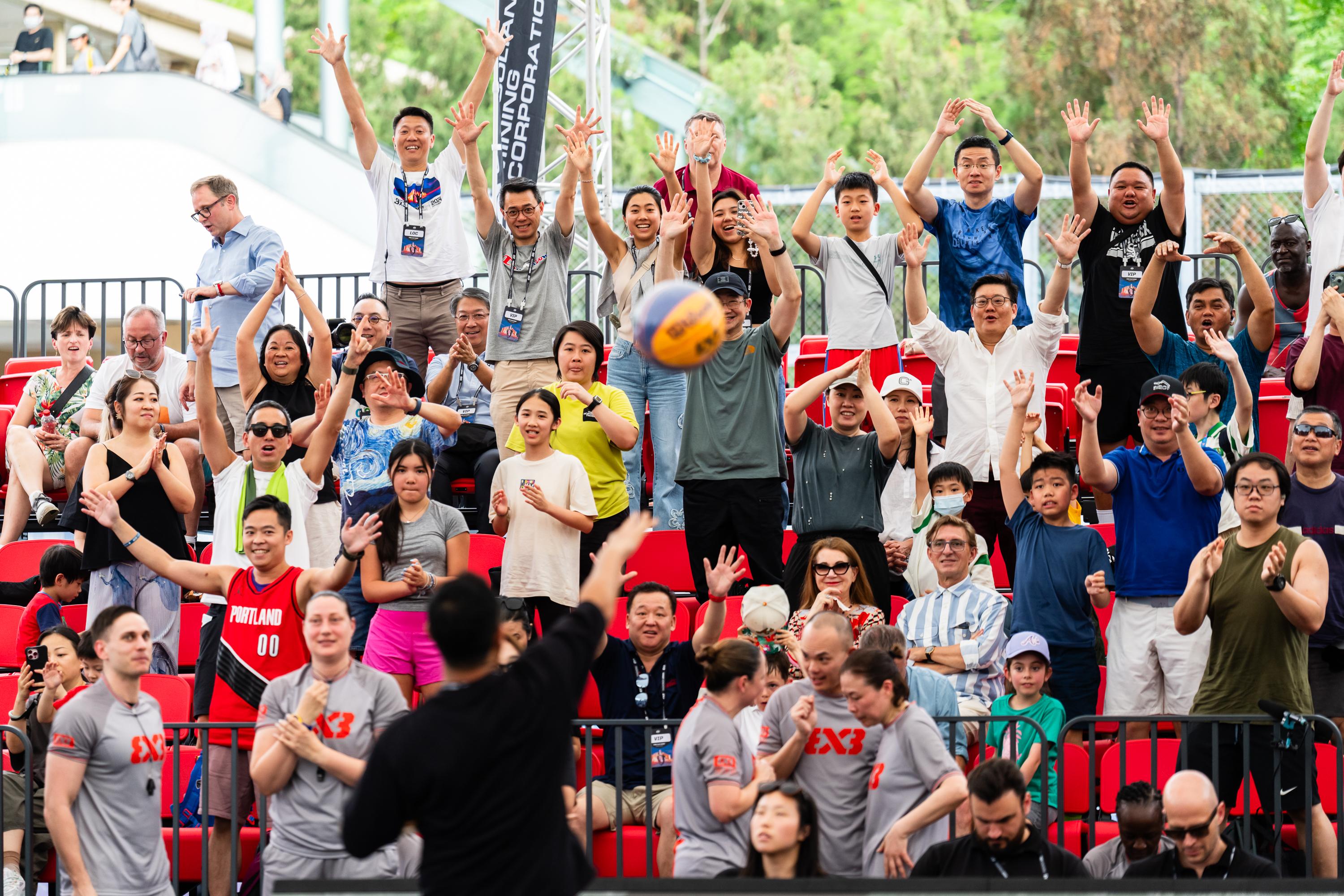 現場主持在休息時間大派FIBA 3x3 官方比賽用籃球,觀眾反應踴躍。(大會提供)