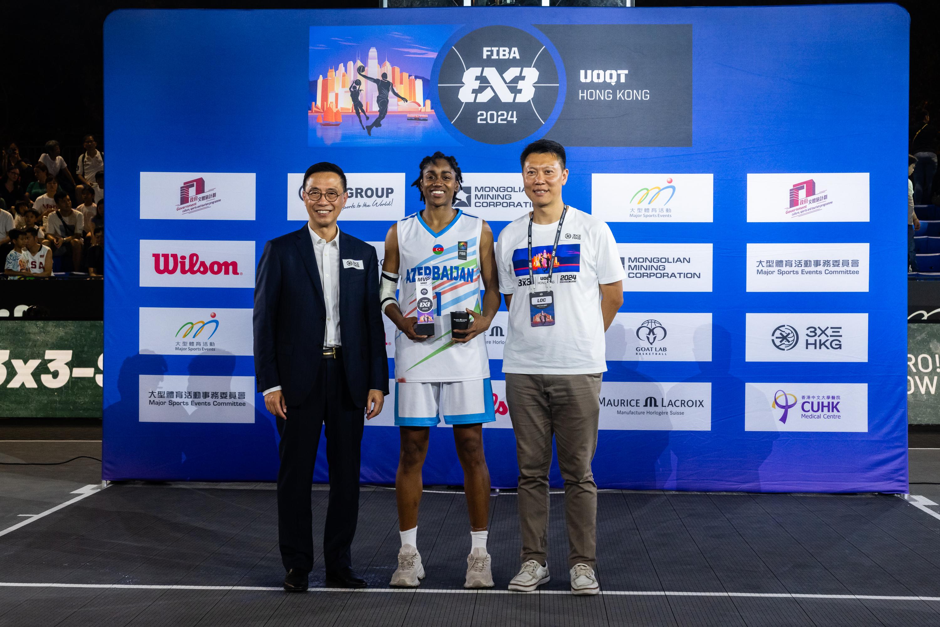 文化體育及旅遊局局長楊潤雄(左)在賽事籌委會主席黃耀建(右)陪同下,頒發女子組最有價值球員獎項。(大會提供)