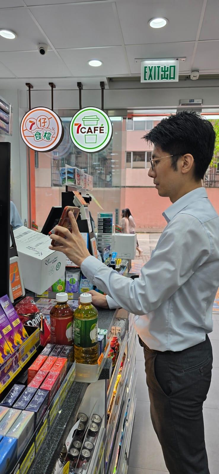 市民憑手機短訊輕鬆到7-Eleven 領取「易寄取」郵件(香港郵政提供)