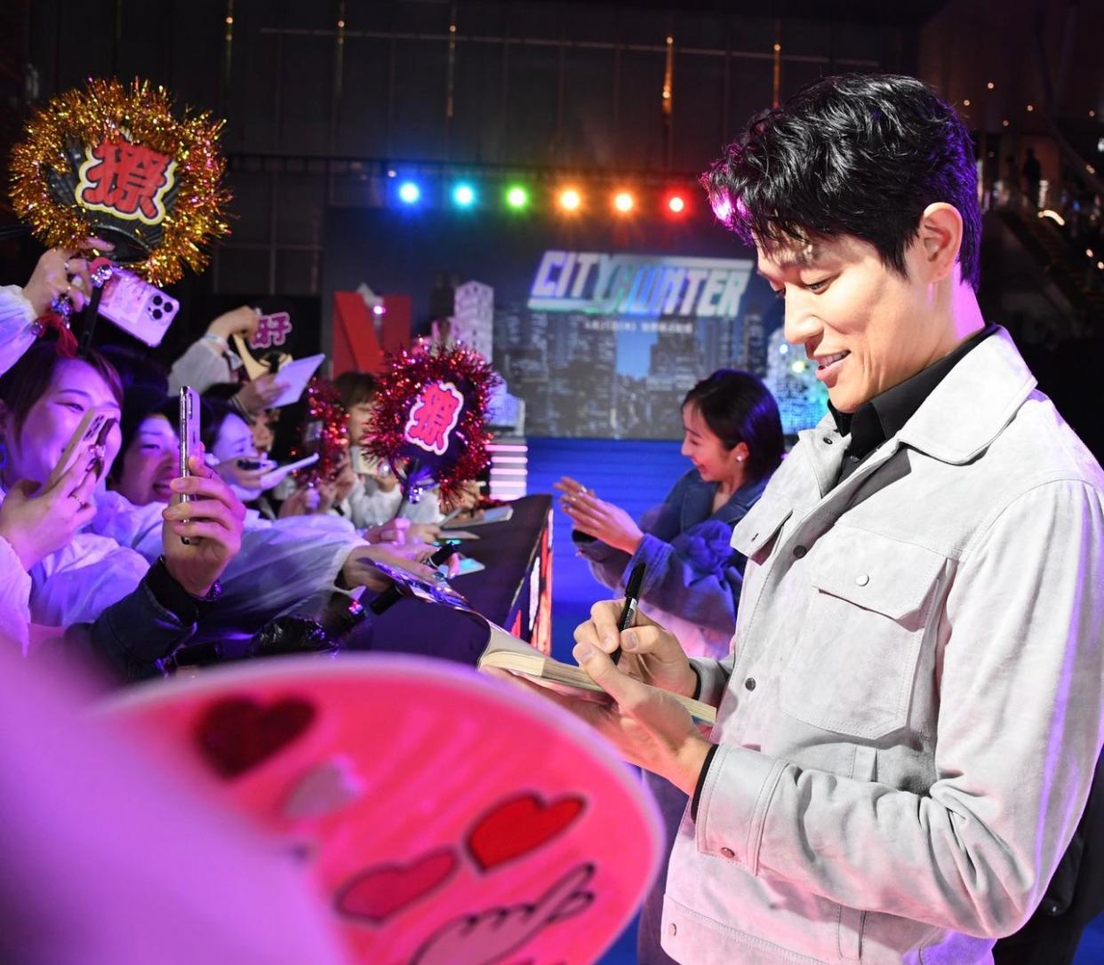 鈴木亮平一向親民,盛會上亦為粉絲送簽名。