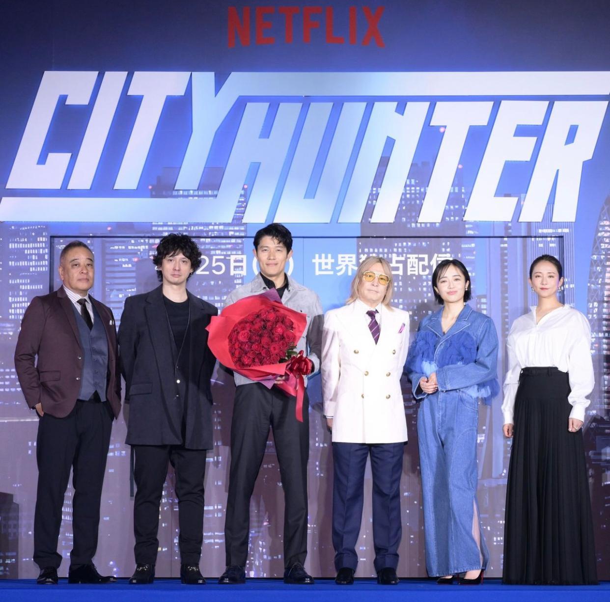 眾星齊集新宿造勢,場面熱鬧。