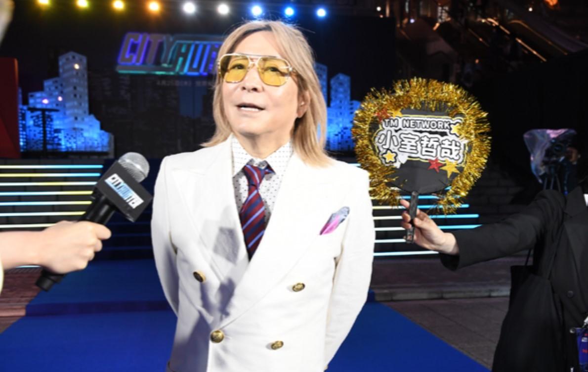 小室哲哉穿上白色西裝驚喜登場。