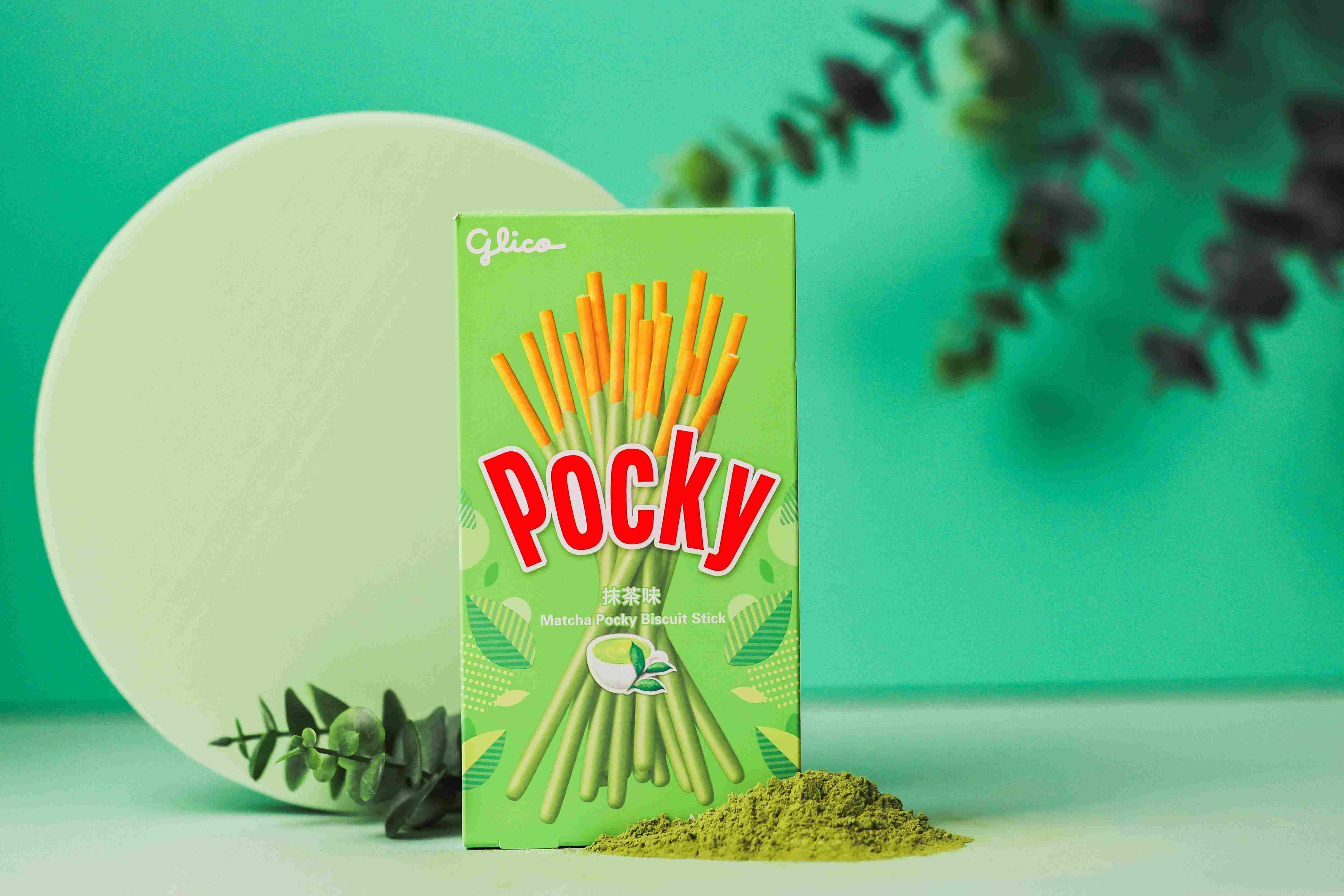 抹茶味餅乾條塗上了清新的抹茶朱古力醬,輕快的口感,令你享受每一口時都能增添快樂心情