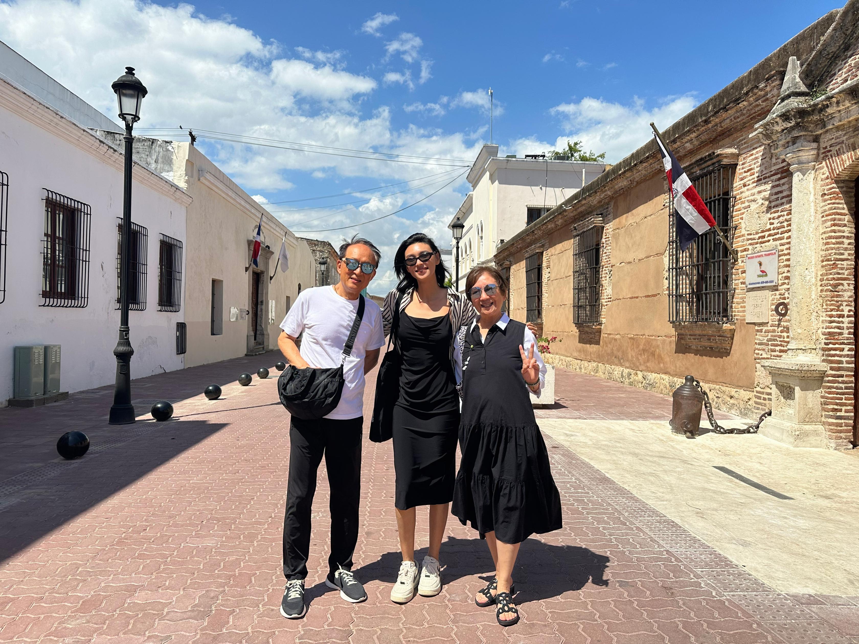 鮑姐丈夫方平都有同行陪拍,Louise主動做小導遊帶兩位一齊到處遊覽。