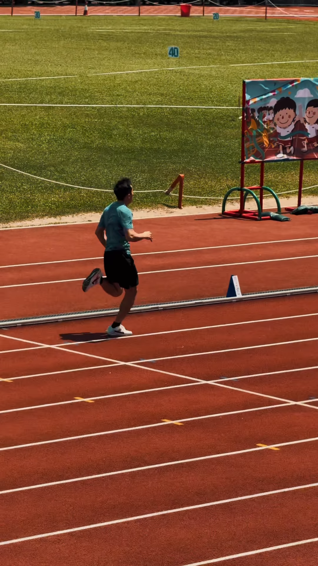 曹星如由頭帶到尾,完全「一人之境」,其餘家長遠遠在他的身後。