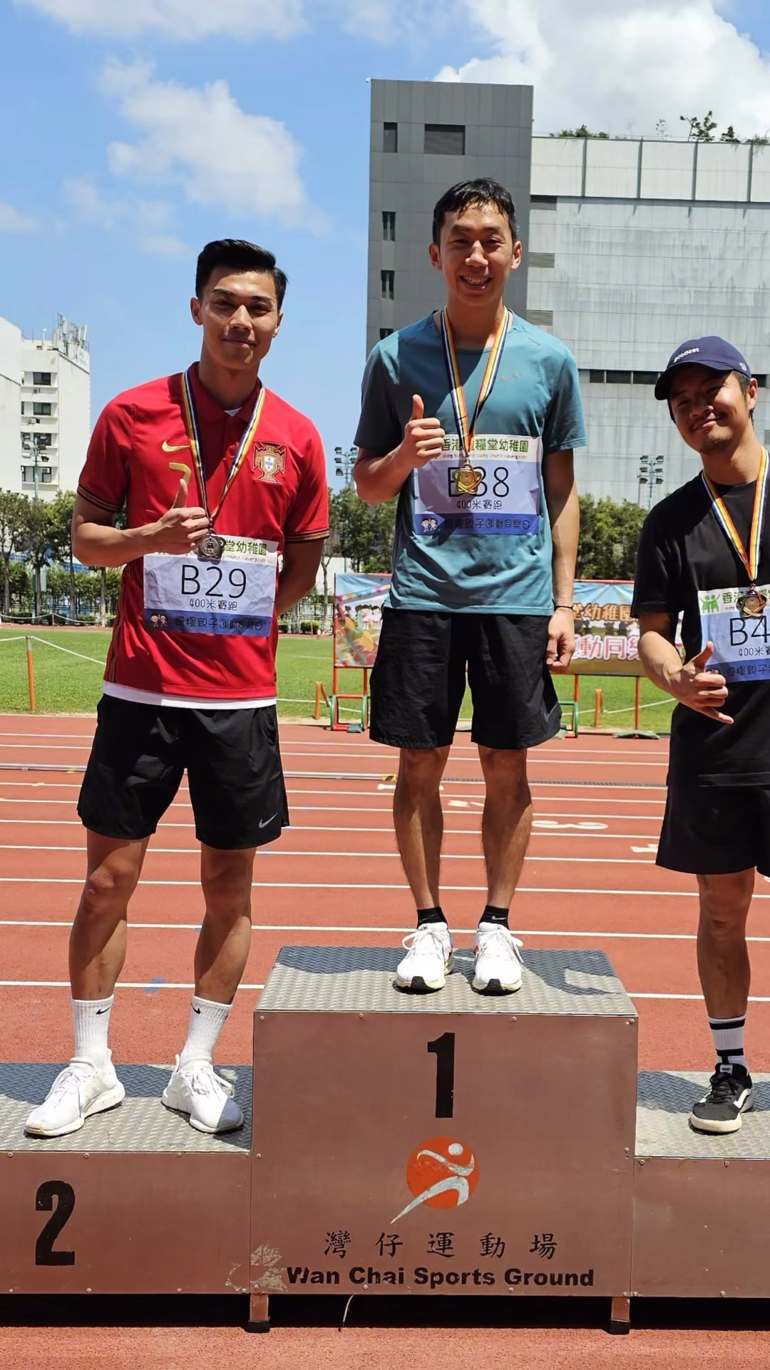 不少網民大讚跑第二的爸爸非常厲害。