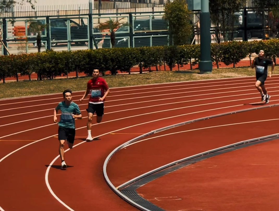曹星如由頭帶到尾,完全「一人之境」,其餘家長遠遠在他的身後。
