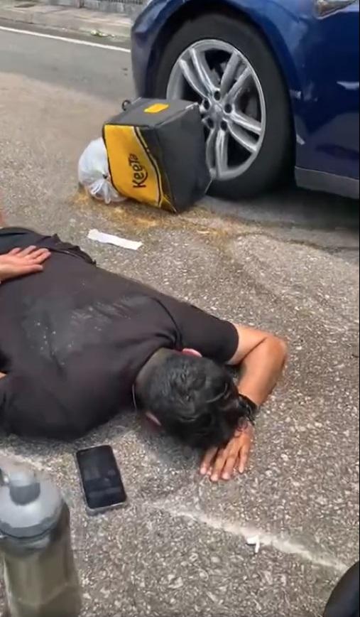 車Cam直擊|中環的士追尾外賣電單車 鐵騎士飛起倒地。(網片截圖)