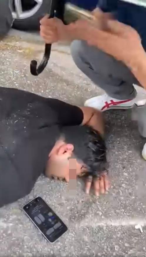 車Cam直擊|中環的士追尾外賣電單車 鐵騎士飛起倒地。(網片截圖)