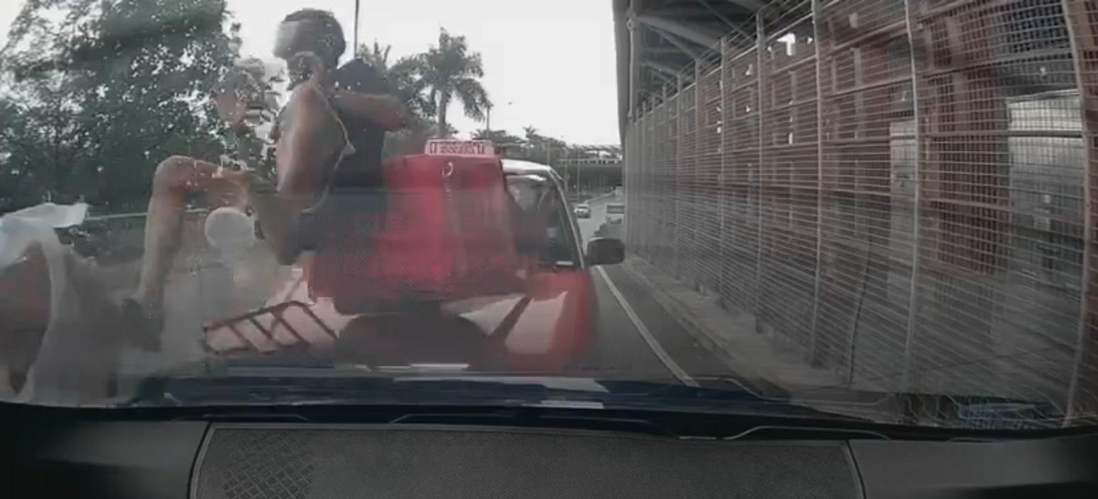 車Cam直擊|中環的士追尾外賣電單車 鐵騎士飛起倒地。(網片截圖)