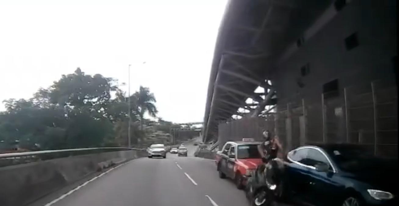 車Cam直擊|中環的士追尾外賣電單車 鐵騎士飛起倒地。(網片截圖)