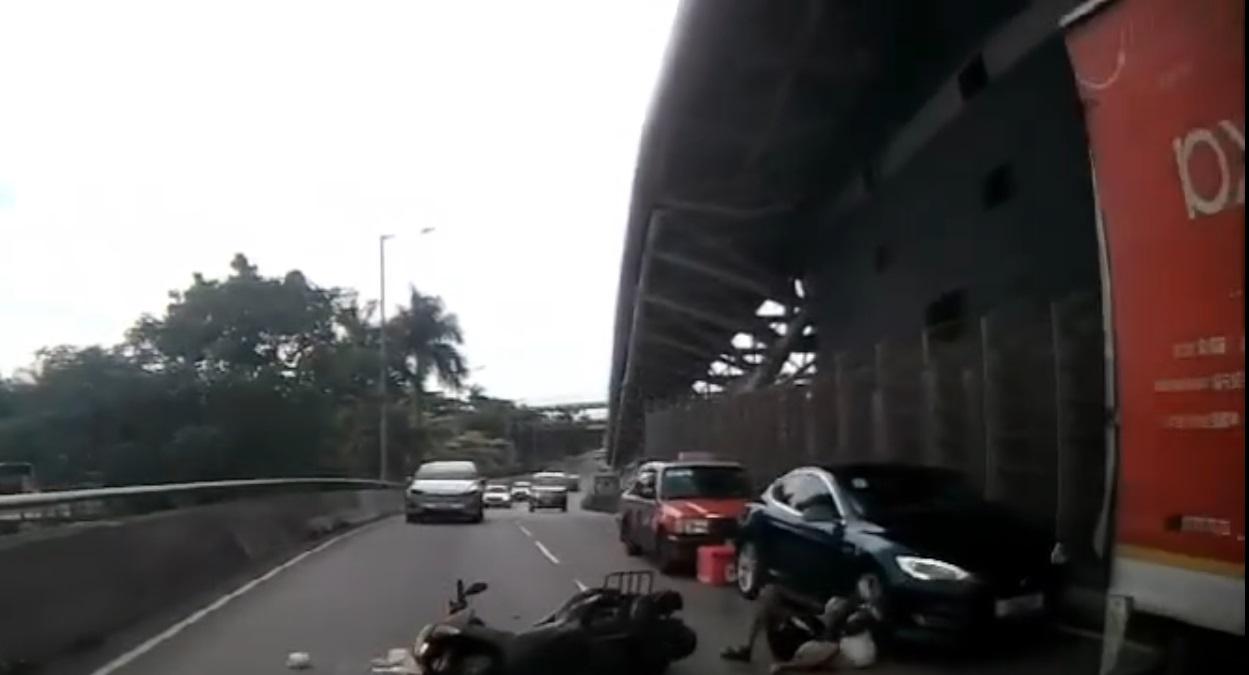 車Cam直擊|中環的士追尾外賣電單車 鐵騎士飛起倒地。(網片截圖)