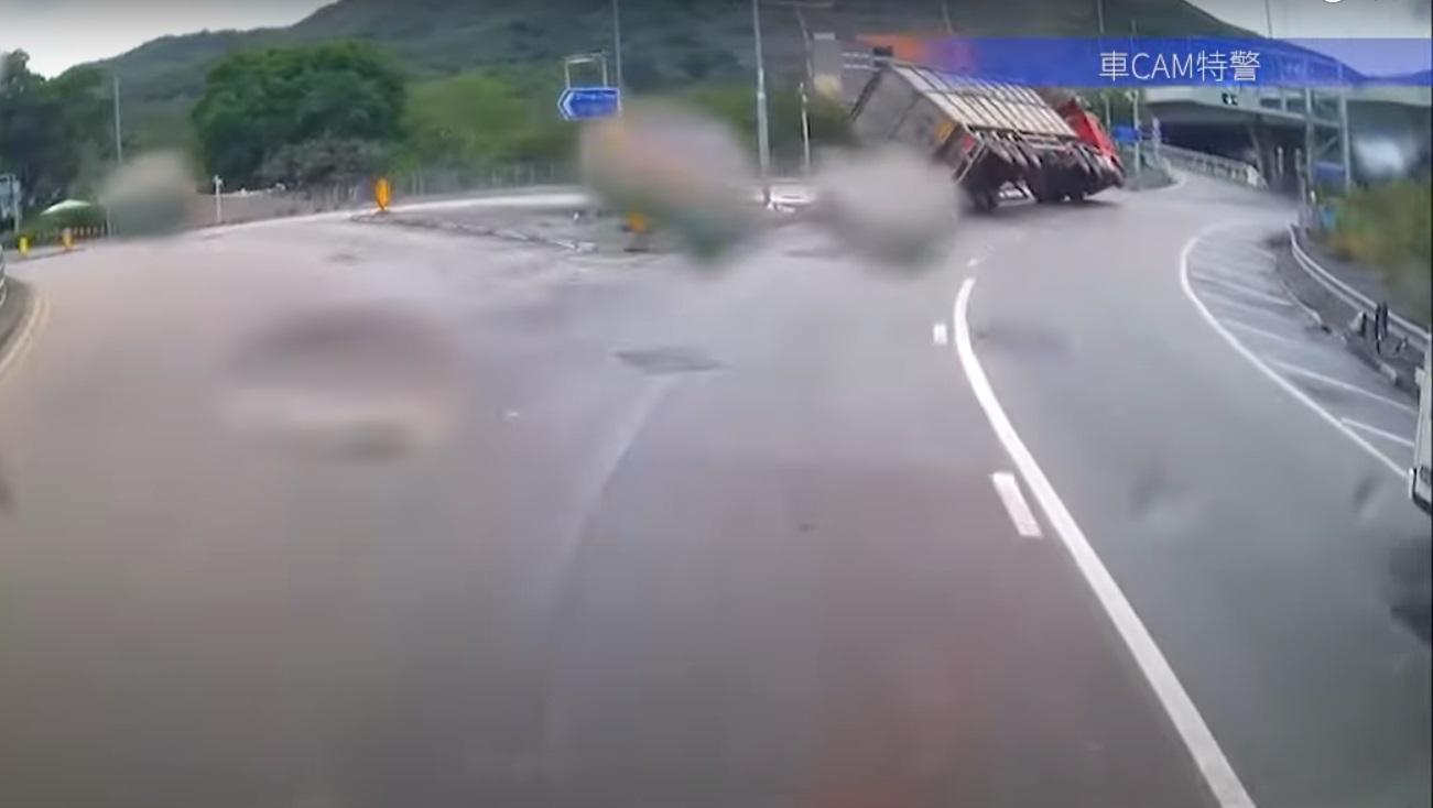 車Cam直擊|垃圾車傾側逐格睇。(網片截圖)