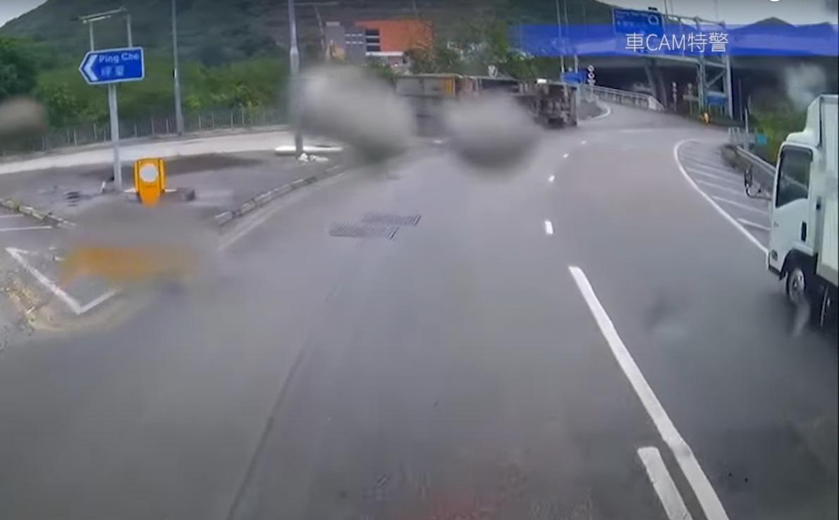 車Cam直擊|垃圾車傾側逐格睇。(網片截圖)