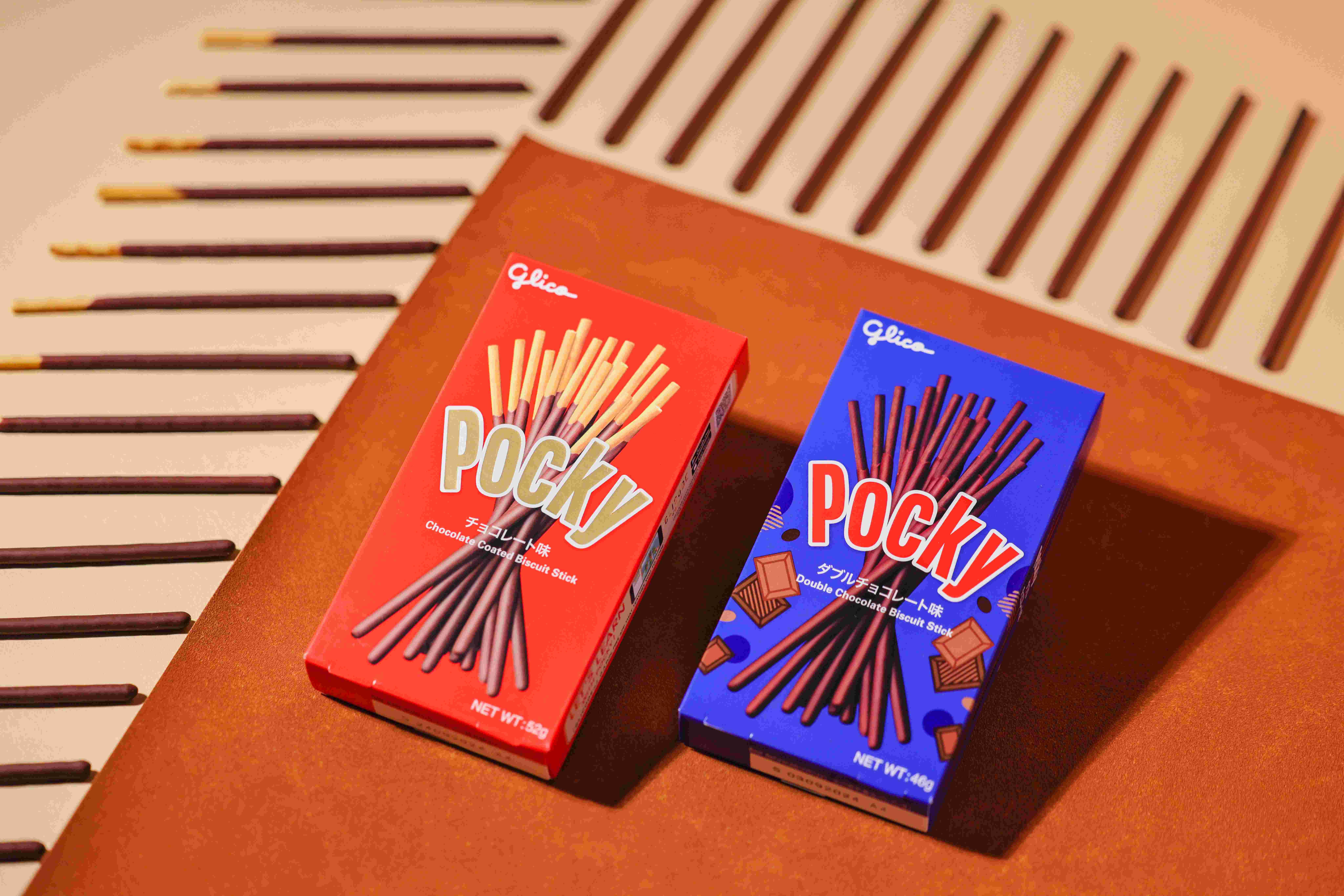 朱古力味餅乾條是家傳戶曉的味道,外層略帶苦澀的濃郁朱古力醬,連同餅乾條的香脆口感,經典美味令人欲罷不能